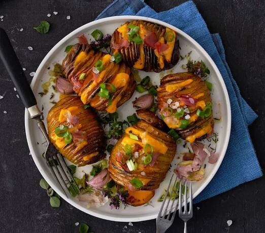 Plněné zapečené brambory Hasselback se slaninou a sýrem 2