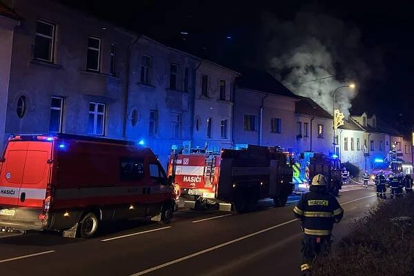 VIDEO: Plameny pohltily na Boží hod patro domu v centru Třebíče. Podívejte se