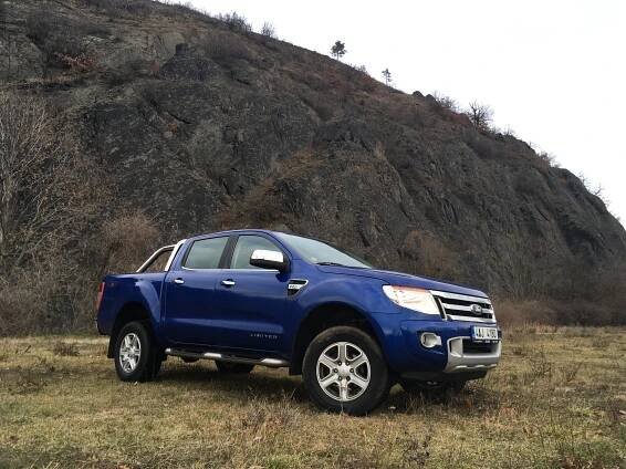 Ford Ranger 4 x 4 je přírodní živel. Přijdete mu na chuť, i když ani nepotřebujete odvézt vykydaný hnůj