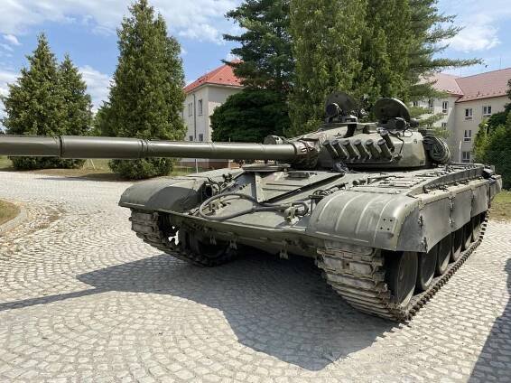 Tank T-72M1 je bojové obrněné pásové vozidlo se střeleckou věží. 
