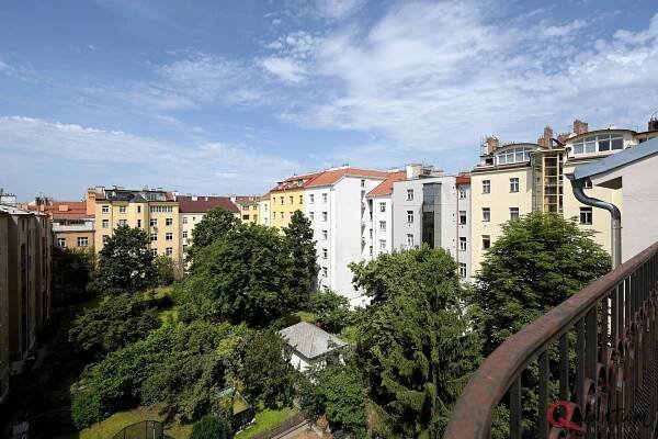 REZERVACE: Pronájem zařízeného podkrovního bytu 3+KK/70m2 s terasou 8m2 – Chodská, Praha 2 – Vinohrady | Quantum reality