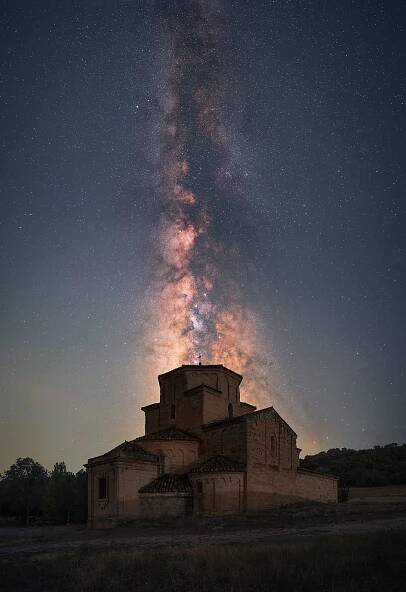 Fotografía nocturna de la Vía Láctea y la Iglesia de Ntra Sra de la Anunciada, en Urueña