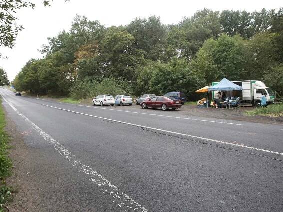 Tragická nehoda u Chlumce si vyžádala dva životy. Zemřel chodec i motorkář