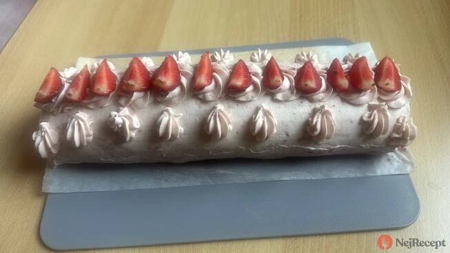 Jahodová roláda s mascarpone krémem | NejRecept.cz