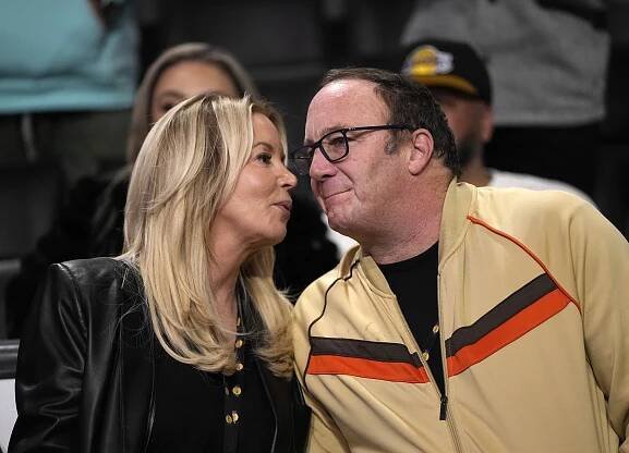 Lakers owner Jeanie Buss and Jay Mohr attend a Lakers-Trail Blazers game at Crypto.com Arena on Nov. 30, 2022 in Los Angeles, California.