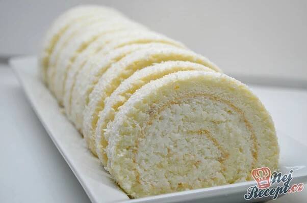 Křehká kokosová roláda s mascarpone krémem | NejRecept.cz