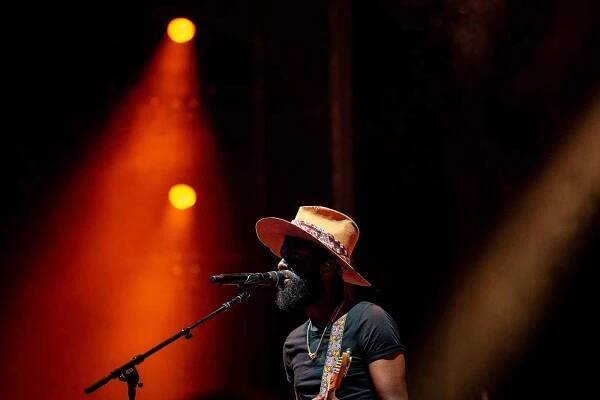 Americký zpěvák a kytarista Gary Clark Jr. na hudební festival Colours of Ostrava (21. ročník), Dolní oblast Vítkovice, 17. července 2024, Ostrava. Amálka Součková