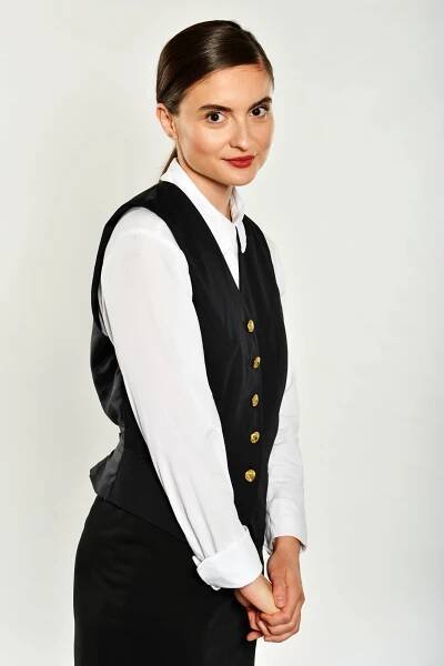 Eva Podzimková jako Anna Malá v seriálu Sedm schodů k moci