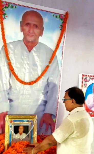 Samajsevi-Sahityakar Dr.Bhupendra Narayan Yadav Madhepuri paying tribute to a dedicated teacher Aniruddha Prasad Mandal (Father of MLA & Former Minister Prof.Chandrashekhar) on his Punya Tithi at Bhelwa, Madhepura.