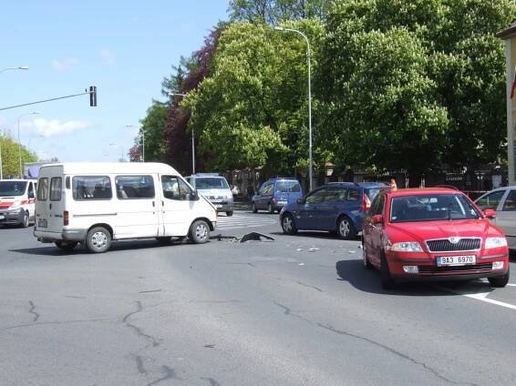 Nehoda paralyzovala dopravu v centru Bruntálu
