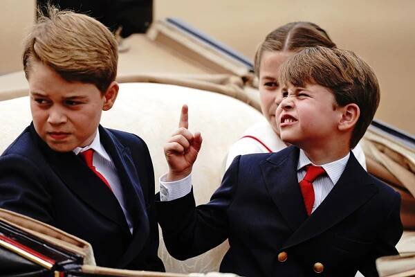 Londýn ožil královskými oslavami: Kate v zelené září do daleka a malého nezbedu Louise si hlídá v kočáře