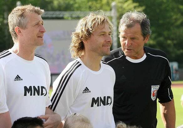Pavel Nedvěd (uprostřed). Exhibiční zápas bývalých reprezentantů na oslavách 100 let fotbalového klubu v Hodoníně
