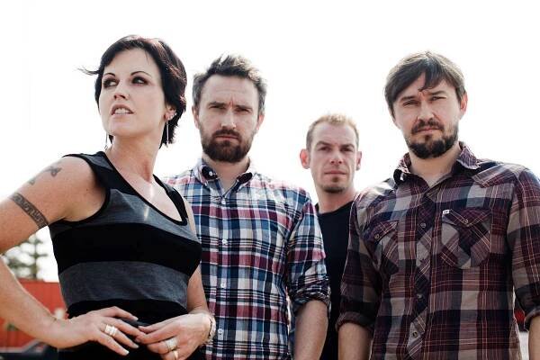 Zpěvačka The Cranberries pokopala a poplivala policisty, u soudu dostala pokutu