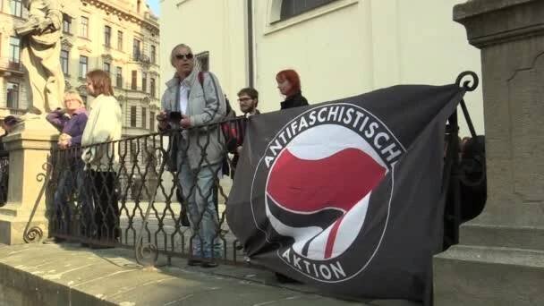 Brno, Česká republika, Květen 1, 2019: Antifaschistische Aktion vlajka Antifézských antifašistů na akci proti národní sociální frontě a Dělnické straně sociální spravedlnosti Česká republika — Stock záběr