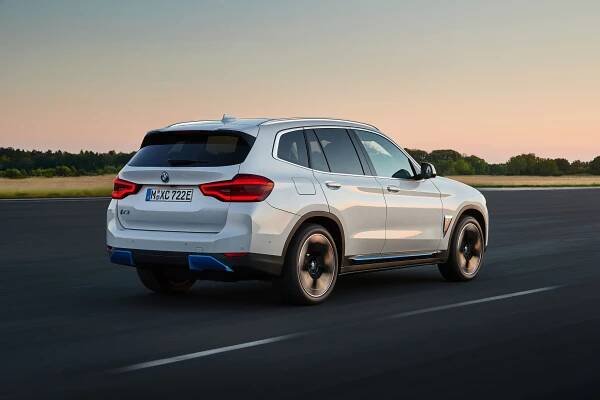 BMW X3: Podrobné specifikace vozidel & Interaktivní nástroj pro srovnání