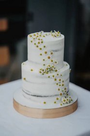 Dvoupatrový svatební dort s heřmánkem