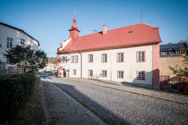 Městské muzeum a galerie J.W. Mezerové - "Stará radnice" | Stezka Úpice