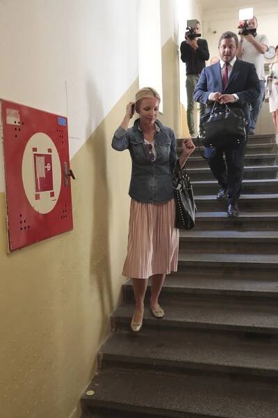 Manželé Paroubkovi odcházeli od soudu každý v jiném rozpoložení. Zatímco Jiří vypadal spokojeně, Petra se zrovna nadšeně netvářila.