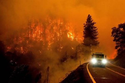 Na severe Kalifornie sa rýchlo šíri najväčší tohtoročný lesný požiar v štáte