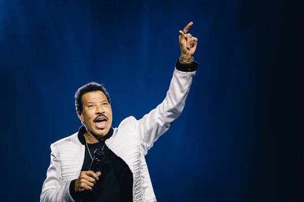 Recenze: Lionel Richie v Praze zpíval hity 80. let