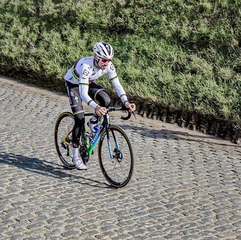 Julian Alaphilippe vyhlíží s napětím kostkovou bitvu, při níž v loňském roce po karambolu s motorkou přišel o naději na vítězství. Foto: Deceuninck Quick Step/Wout Beel