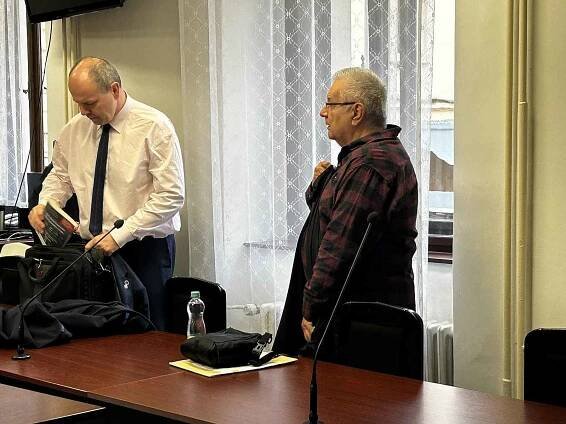 Z pojistných podvodů se u Krajského soudu v Plzni zpovídá otec se synem Petr a Zdeněk (na snímku vpravo s advokátem) Šosovi z Domažlicka.