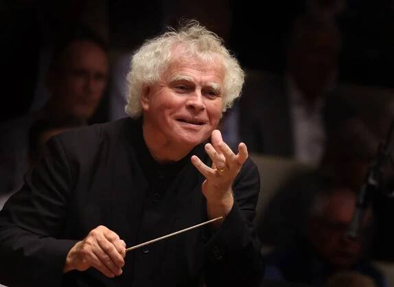 Česká filharmonie získala prvotřídní hvězdu. Podepsala smlouvu se Simonem Rattlem