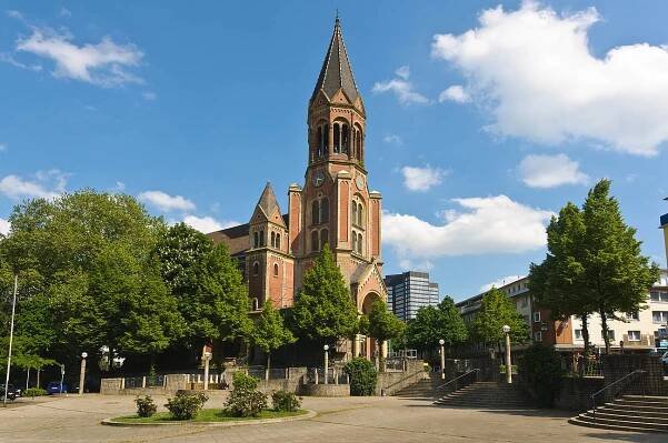 Sicht auf die Kreuzeskirche in Essen in Deutschland im Sonnenschein