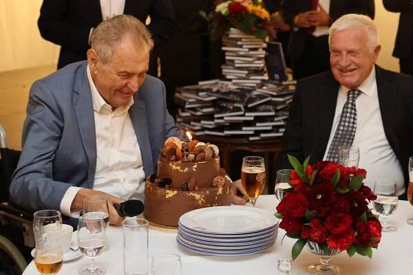 Oslava 80. narozenin Miloše Zemana: Oslavenec s Václavem Klausem.