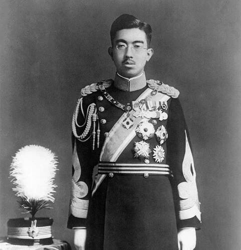 Kaiser Shōwa 1935 in Galauniform