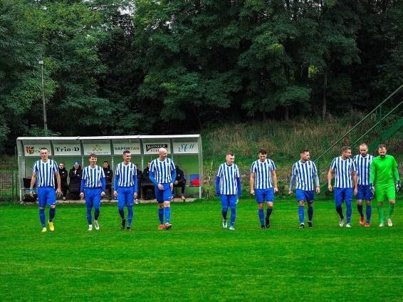 9. kolo krajského přeboru: FC Chotíkov 1932 - FK Okula Nýrsko (na snímku fotbalisté v modrobílých dresech) 2:1 (2:1).