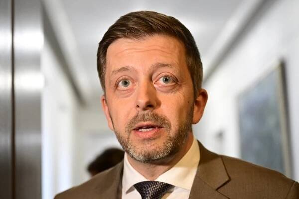 Zásoba vody, konzervy i powerbanka: Rakušan rozešle brožuru, jak se chovat během krize