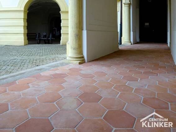 Ruční cihlová dlažba šestiúhelníková 6bx160x30 na zámku Slavkov