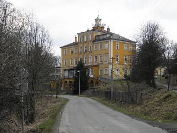 Zámek v Třemešku vznikl v 16. století. Stavitelé dodnes... | Regiony