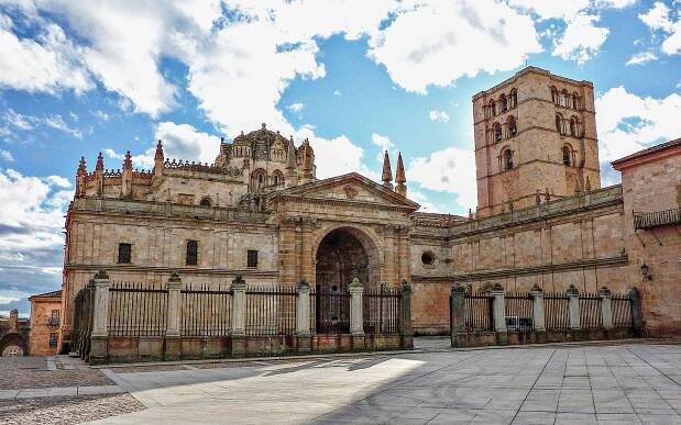 File:Catedral de Zamora (fachada principal)2.JPG