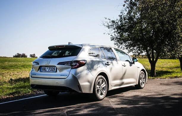 Technologie Toyoty v neokoukaném kabátku? Suzuki Swace nabízí dost místa v kufru, slušnou spotřebu a příjemnou cenu
