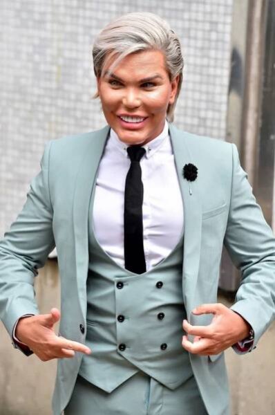 Rodrigo Alves se mění v ženu. 13