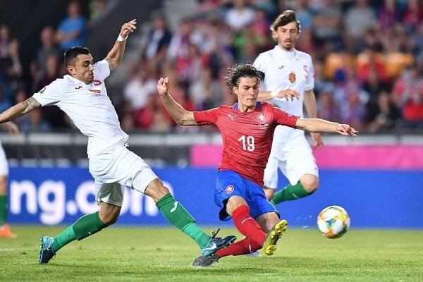Začátek byl strašný, věděli zkušení zadáci. Velebili výkon kanonýra, který si v reprezentaci užívá důvěry