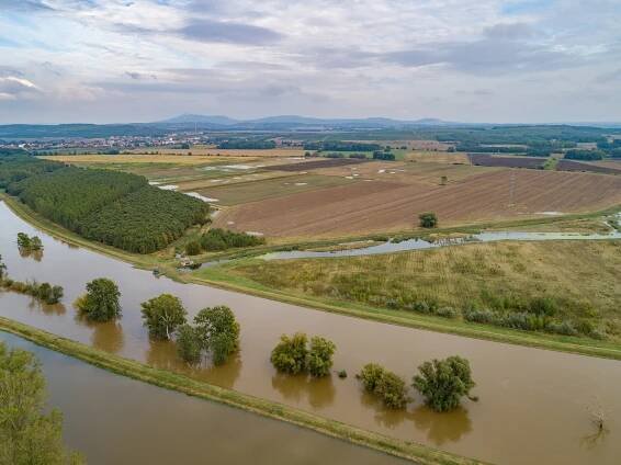Dyje přetlačuje říčku Jevišovku. Podívejte se na působivé záběry z výšky