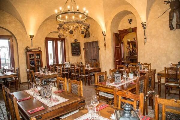 Romantická večeře pro dva ve středověké zámecké krčmě U Rudolfovy kratochvíle na zámku Zbiroh