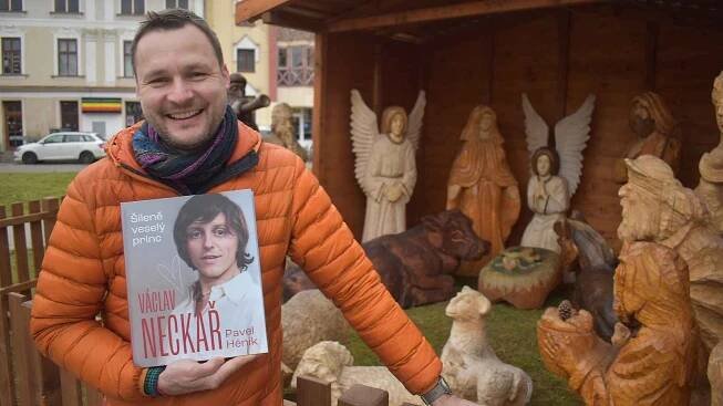 Spisovatel Pavel Hénik z Krnova právě vydal výpravnou knihu Šíleně veselý princ Václav Neckář.  Monografie vychází u příležitosti 80. narozenin zpěváka. Prosinec 2023