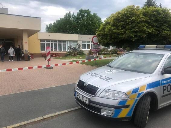Muž autem zdemoloval dům pro seniory. Zranění a šok stály ženu život