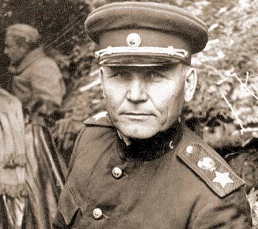 Maršál Ivan Stěpanovič Koněv (28.12.1897 Lodejno, Vologodská gubernie – 21.5.1973 Moskva) byl sovětský vojevůdce, maršál Sovětského svazu, hrdina SSSR a hrdina ČSSR. V průběhu druhé světové války velel vojskům Rudé armády na východní frontě, která osvobodila od okupace německými nacisty velkou část východní Evropy. ▬ Také se podílel na karpatsko-dukelské operaci v roce 1944, na osvobození německého koncentračního tábora Osvětim. ▬ Měl významný podíl na obchvatné viselsko-oderské operaci, kde padlo na 295 000 německých vojáků a dalších 175 000 jich bylo zajato za proporčně mnohem menších sovětských ztrát. Vojska maršála Koněva se v dubnu 1945 účastnila dobytí Berlína. V pražské ofenzívě pak osvobodila severní, střední a východní Čechy a jako první spojenecká armáda se dostala v květnu 1945 do Prahy.