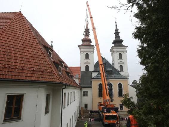 OBRAZEM: Poutní kostel ve Vranově dostal novou báň. Po dvou a půl letech