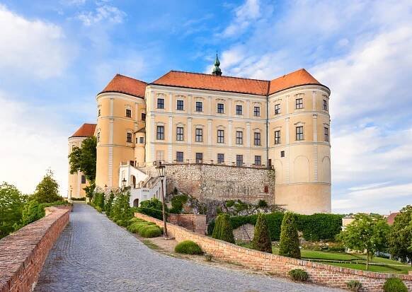 Mikulov a jeho okolí: Praktické tipy pro dokonalou dovolenou na Jižní Moravě - HomeInCube