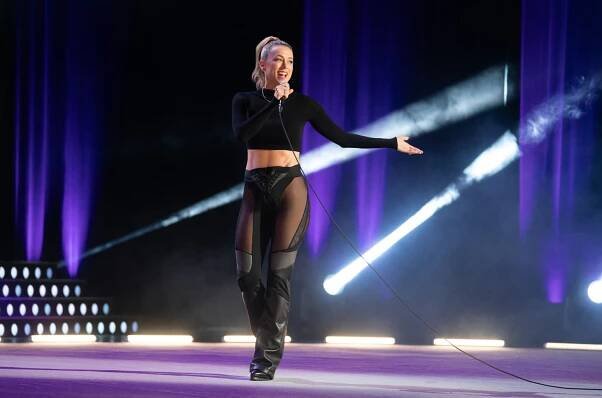 Iliza Shlesinger Talks 'Digestible' Feminist Comedy, Viral Pants