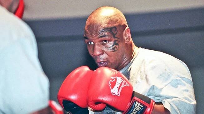 Mike Tyson se prý vyrovná o třicet let mladším klukům. „Jeho síla je úplně na jiné úrovni,“ tvrdí jeho trenér