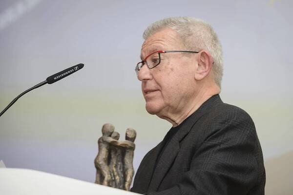 Laureate Daniel Libeskind with the European Civil Rights Prize of Sinti and Roma
