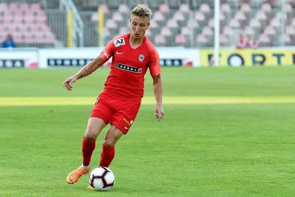 Domácí FC Zbrojovka Brno v červeném proti FK Pardubice.