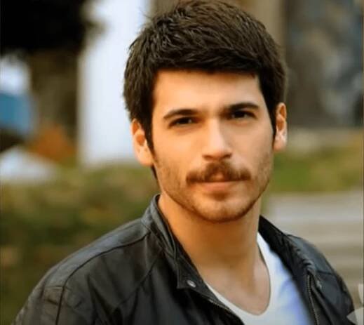 Can Yaman ve 20 letech, kdy už vážně flirtoval s herectvím.